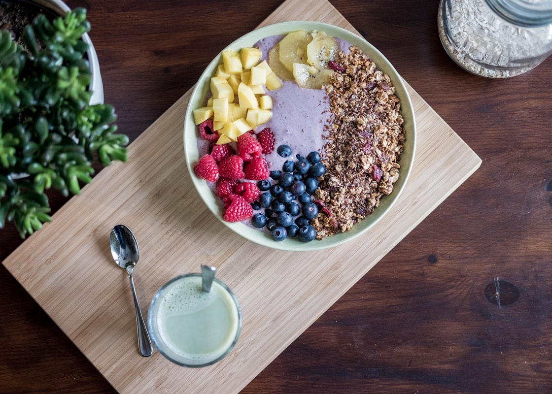 Smoothie bowl buah-buahan